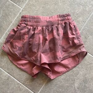 Lululemon shorty Hot Size 2 Short Heritage 365 Camo Brier Rose 2.5” inseam